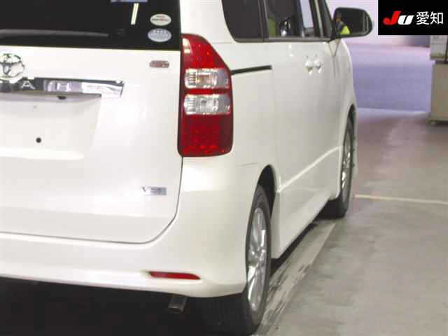 TOYOTA NOAH 2010