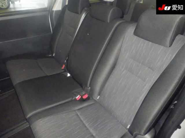 TOYOTA NOAH 2010