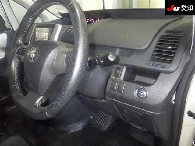 TOYOTA NOAH 2010