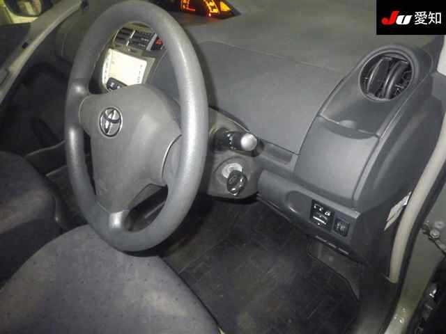 TOYOTA VITZ 2010