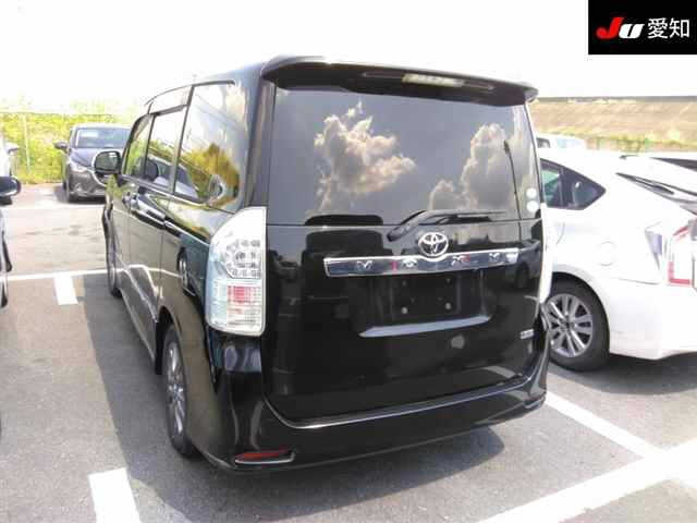 TOYOTA VOXY 2013
