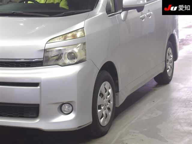 TOYOTA VOXY 2013