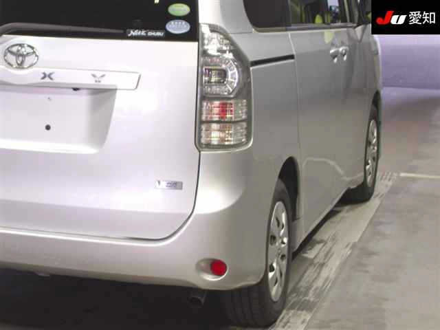 TOYOTA VOXY 2013