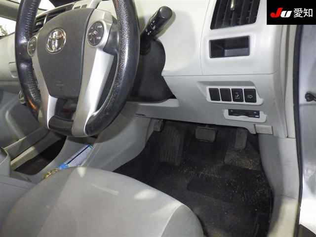 TOYOTA PRIUS ALPHA 2011