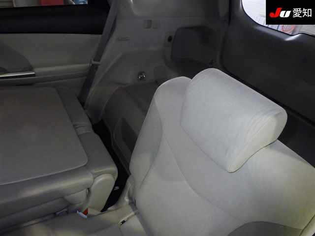 TOYOTA PRIUS ALPHA 2011