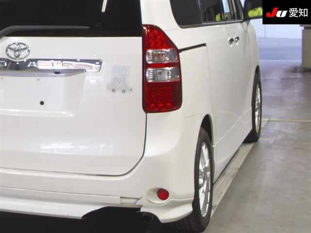 TOYOTA NOAH 2011