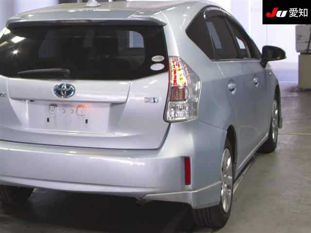 TOYOTA PRIUS ALPHA 2011