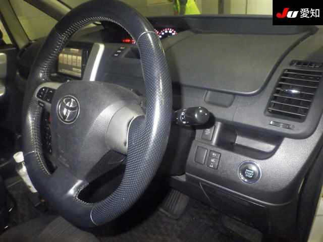 TOYOTA NOAH 2011