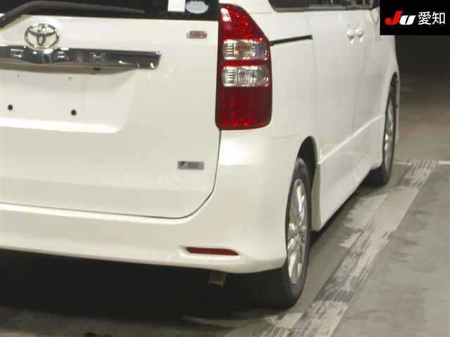 TOYOTA NOAH 2011