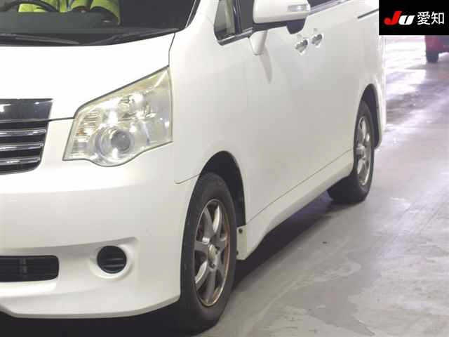 TOYOTA NOAH 2013