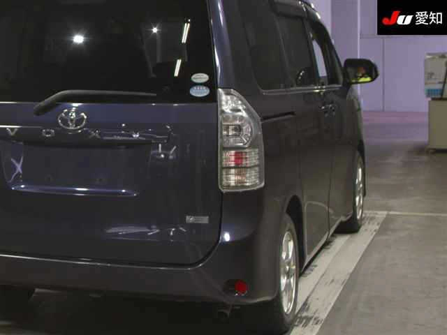 TOYOTA VOXY 2011