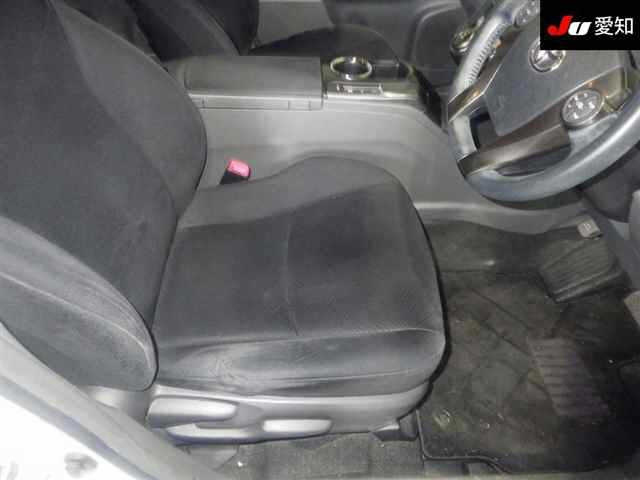 TOYOTA PRIUS ALPHA 2014