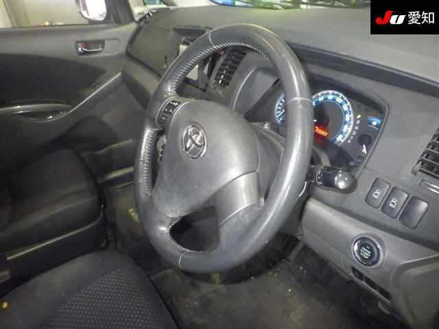 TOYOTA ISIS 2010