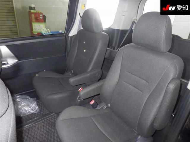 TOYOTA NOAH 2013