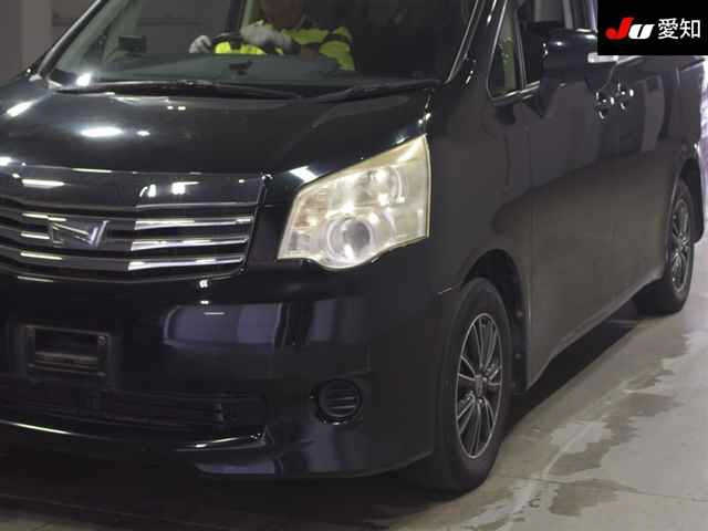 TOYOTA NOAH 2013