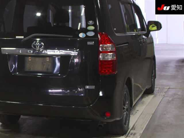 TOYOTA NOAH 2013