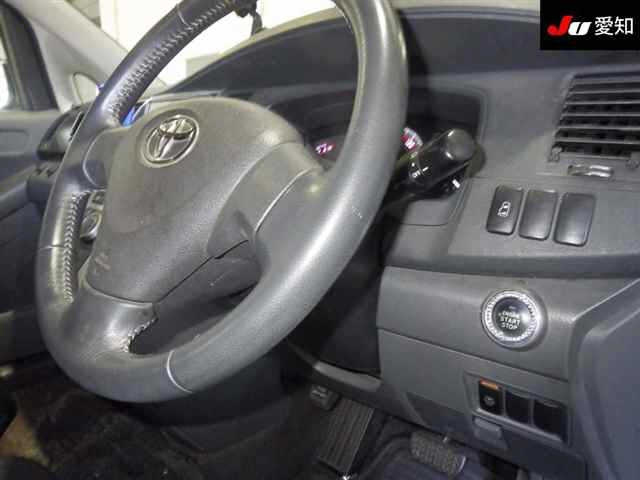 TOYOTA ISIS 2010