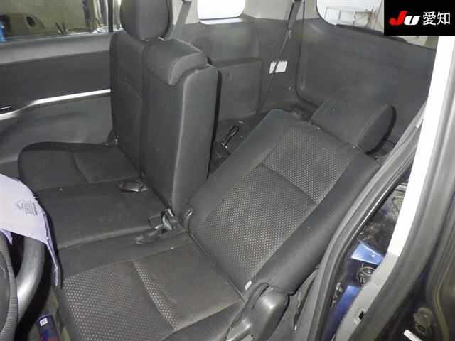 TOYOTA ISIS 2010