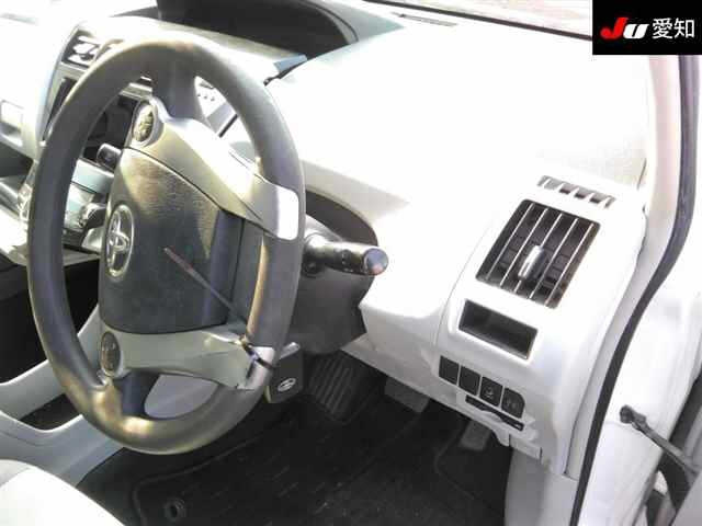 TOYOTA PRIUS ALPHA 2012