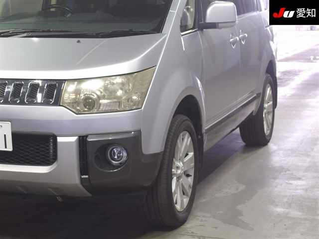 MITSUBISHI DELICA D5 2011