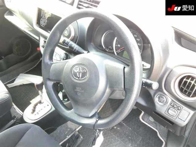 TOYOTA VITZ 2013