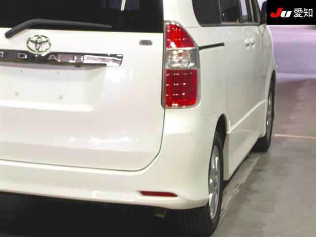 TOYOTA NOAH 2008