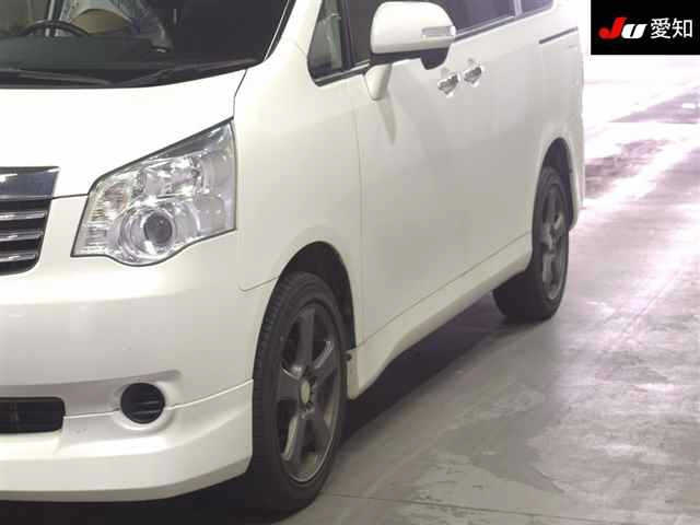 TOYOTA NOAH 2010