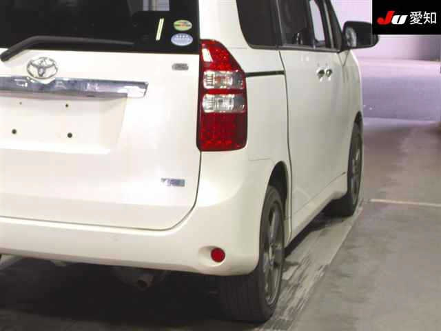 TOYOTA NOAH 2010