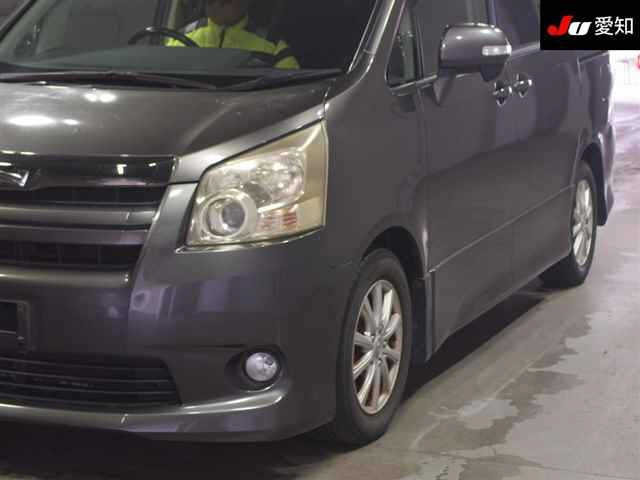 TOYOTA NOAH 2009