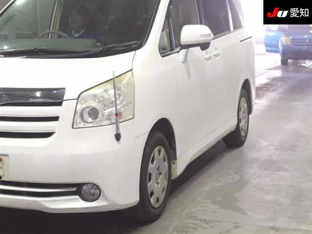 TOYOTA NOAH 2008