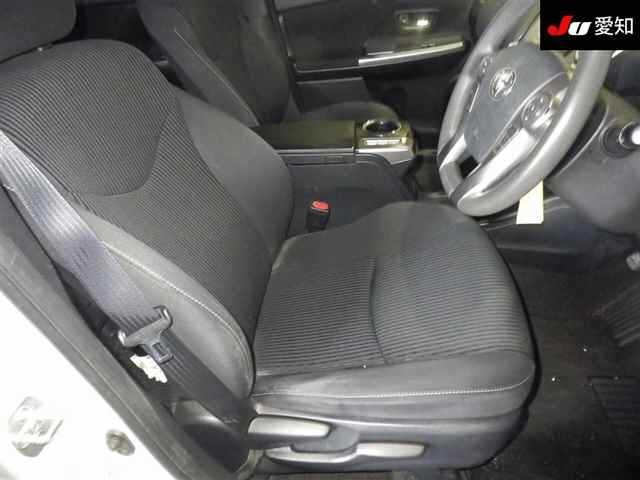 TOYOTA PRIUS ALPHA 2016