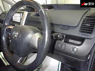 TOYOTA VOXY 2011