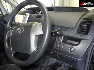 TOYOTA VOXY 2010