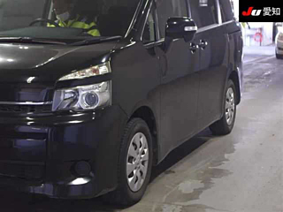 TOYOTA VOXY 2010