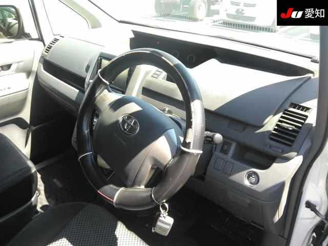 TOYOTA NOAH 2009