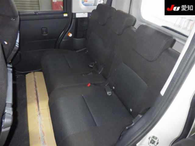 TOYOTA ROOMY 2023