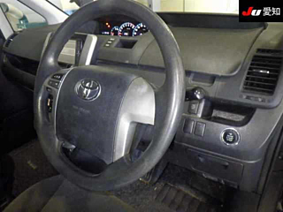 TOYOTA VOXY 2010