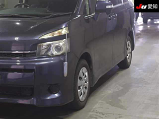 TOYOTA VOXY 2010