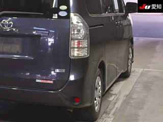 TOYOTA VOXY 2010