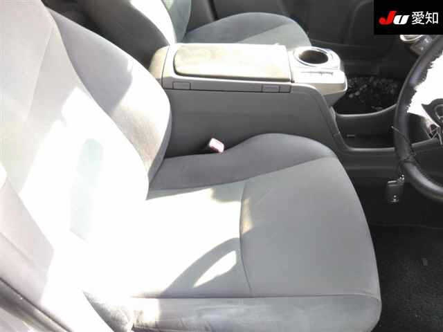 TOYOTA PRIUS ALPHA 2011