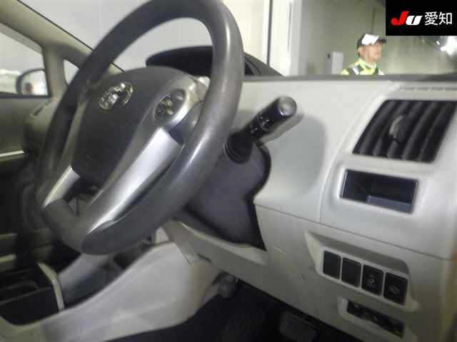 TOYOTA PRIUS ALPHA 2011