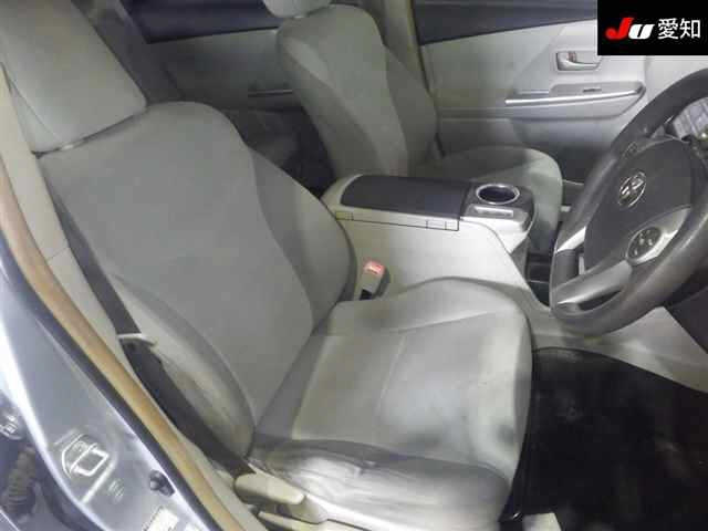 TOYOTA PRIUS ALPHA 2011