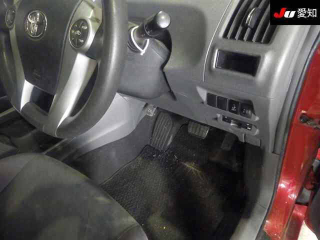 TOYOTA PRIUS ALPHA 2013
