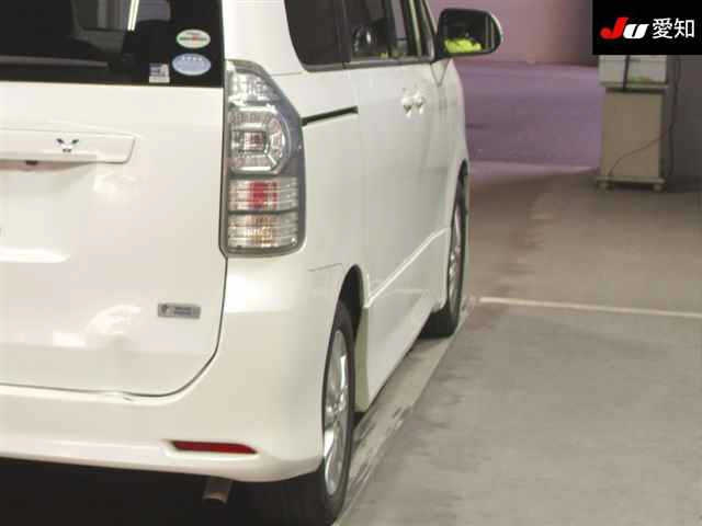 TOYOTA VOXY 2010