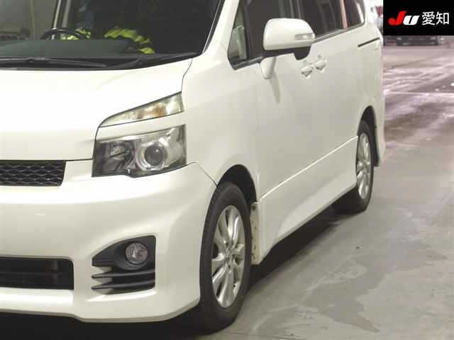 TOYOTA VOXY 2010
