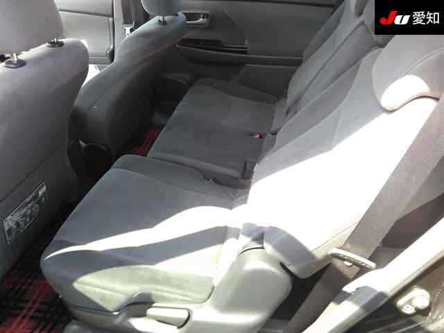 TOYOTA PRIUS ALPHA 2012