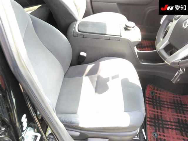 TOYOTA PRIUS ALPHA 2012