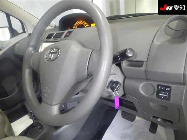 TOYOTA VITZ 2010