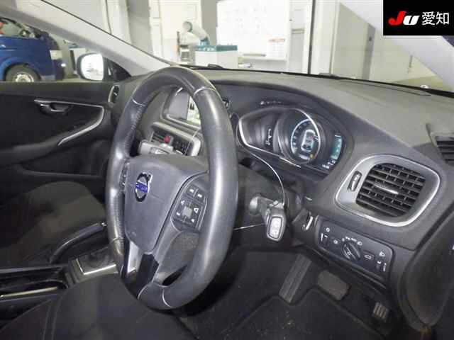 VOLVO V40 2015
