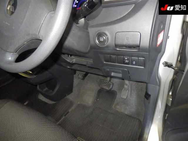 MITSUBISHI DELICA D2 2011